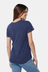 Remera azul de algodón y poliéster, de corte recto, cuello redondo y manga corta.