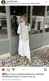 Campera corta de nylon impermeable con estampado de rayas onduladas azules y blancas con medusas rosadas.