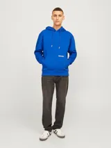 Canguro azul eléctrico con capucha y cordones ajustables, bolsillo tipo canguro y logo estampado en el pecho.