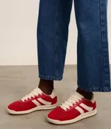 Championes rojos de estilo vintage con puntera redonda, cordones y recortes.