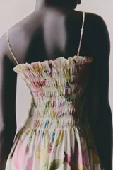 Vestido midi con breteles spaghetti ajustables extraíble. Cuerpo fruncido con escote recto de volados, costura fruncida en la cintura y pollera con leve vuelo. Estampado de flores y aves. Sin forrar.