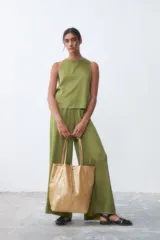 Bolso tipo shopper grande color dorado con textura brillante.