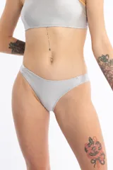 Bombacha vedetina color gris brillante, con laterales de lycra sin elásticos.