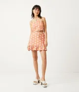 Blusa musculosa cropped color salmón con estampado de mandalas blancas, tirantes finos ajustables y lazo en la espalda.
