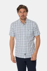 Camisa de manga corta con estampado a cuadros en tonos verde y blanco. Confeccionada en algodón. Hecho en Uruguay.