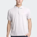 Remera polo de manga corta color blanco, con cuello redondo y cierre parcial con cremallera. Presenta un pequeño logo bordado en el pecho.