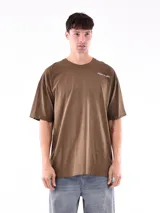 Remera marrón de corte oversized con cuello redondo y estampado pequeño con la frase "Nature is alive" en el pecho.