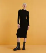 Vestido midi negro de tejido de punto acanalado, con cuello alto y mangas largas.