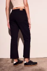 Jeans flare de tiro medio color negro, con detalles de tachas y corte ajustado en la cadera.