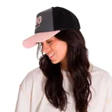 Gorro trucker gris con visera rosa y logo de Caterpillar bordado en rosa.