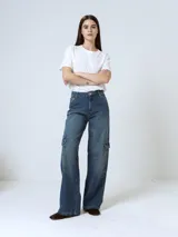 Pantalón de jean azul de corte wide leg con bolsillos cargo laterales.