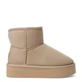 Botas de mujer tipo pantufla con plataforma, marca Miss Carol modelo Pantu Uma. Presentan un diseño de caña baja en material sintético color tostado con suela de plataforma gruesa y dentada.