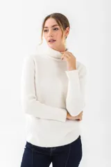 Sweater de punto color verde esmeralda, con cuello alto y mangas largas.