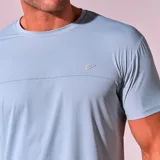 Remera deportiva azul de poliéster, con cuello redondo y logo estampado en el pecho.