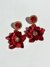 Par de aros colgantes con forma de flor roja brillante y centro con strass. El soporte es un círculo rojo con borde dorado y strass.