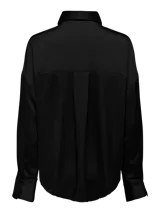 Camisa negra de satén con cuello camisero, corte holgado y mangas largas con puños abotonados.