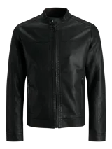 Chaqueta biker negra de cuero sintético con cierre de cremallera, cuello mao con botón a presión, detalles acolchados en los hombros, bolsillos laterales con cremallera, puños con cremallera y forro de poliéster reciclado.