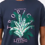 Camiseta azul marino de manga corta con estampado tropical en el frente.