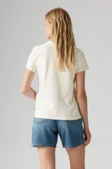 Remera color crema con estampado de flores en forma de bloque rectangular.