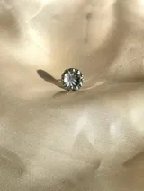 Caravana de resina y strass dorados de 1cm de diámetro. Se vende por unidad, ideal para usar en segundos agujeros.