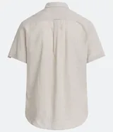 Camisa de hombre de manga corta confeccionada en una mezcla de lino y algodón, marca Marfinno. Presenta un calce confort, cuello clásico, cierre frontal con botones y un bolsillo de parche con solapa en el pecho. Las mangas cuentan con un detalle de dobladillo.