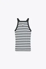 Top ajustado de rib a rayas horizontales blancas y negras, con escote recto y tirantes anchos. Tiene detalle de broche metálico en el frente y logo de Zara en la espalda.