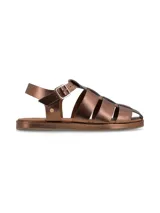Sandalia plana tipo cangrejera color bronce, con tres tiras y pulsera de ajuste con hebilla metálica.
