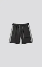Bermuda negra con paneles laterales grises, cintura elastizada con cordón de ajuste y bolsillos laterales.