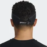 Visera deportiva 2XU negra, con ala semicurvada y banda interna para absorción de humedad. Presenta el logotipo 2XU en blanco en el panel frontal y en el cierre trasero de velcro ajustable.