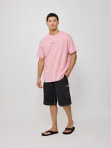 Remera negra de algodón con estampado en la espalda que incluye un sol estilizado, texto con la marca "Rusty" y la frase "Golden Sun - Endless Waves".