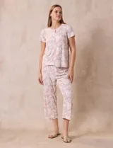 Conjunto de pijama marca René Rofé, compuesto por remera de manga corta con escote redondo y botón, y pantalón capri con cintura elastizada.