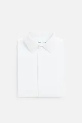 Camisa azul marino slim fit de manga larga con cuello italiano abierto y cierre frontal con botones.