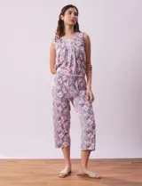 Conjunto de pijama marca René Rofé, compuesto por remera de tejido soft estampado con escote en V y botones, y pantalón capri con cintura elastizada.