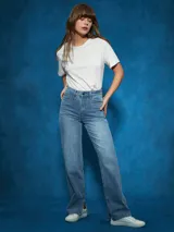 Jean de tiro alto, color negro, con corte recto y detalle de abertura con cierre en el bajo de la pierna.