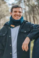Camisa azul marino de lana, de corte clásico y atemporal, con cuello de piel sintética azul.