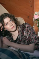 Top unisex estampado floral, de corte holgado y mangas cortas.