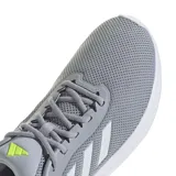 Championes Adidas Cloudfoam Move grises con detalles en blanco y negro.