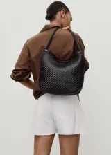 Short de algodón blanco, tiro medio, con bajo deshilachado y detalle de pinzas delanteras.