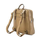 Mochila negra de símil cuero con costuras diagonales en el frente. Tiene un bolsillo frontal con broche magnético, asa de mano y correas regulables.