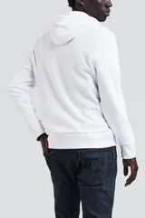 Buzo hoodie blanco de Levi's con logo rojo estampado en el pecho y bolsillo tipo canguro.