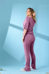Pantalón de punto morado con textura acanalada y corte recto.