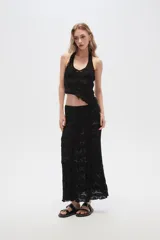 Falda larga negra de broderie y poliamida, corte recto.