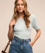 Blusa de punto azul con escote bote y mangas cortas.