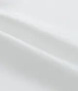 Blusa de satén color blanco, con escote drapeado y breteles finos ajustables. El bajo es irregular.