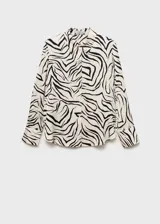 Camisa de manga larga con estampado de piel de serpiente en tonos beige y marrón.