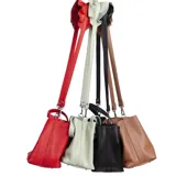 Cartera mini de cuero graneado color marrón, con doble asa de mano, correa larga desmontable y detalle de volado confeccionado a mano en cuero.