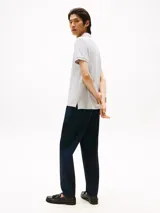 Chomba gris de algodón regenerativo, corte regular, con cuello tipo chomba a contraste en azul y blanco, billetera de dos botones a contraste y logo de Tommy Hilfiger bordado en el pecho.