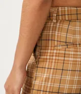 Short de sastrería con estampado de cuadros color beige y marrón, con trabillas en la cintura, cierre con botón y cremallera, y bajo doblado.