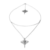 Colgante de doble cadena corta plateada con dije de mantarraya.