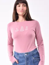 Remera color tostado de manga larga con cuello redondo y estampado de un águila y la palabra 'Merica.